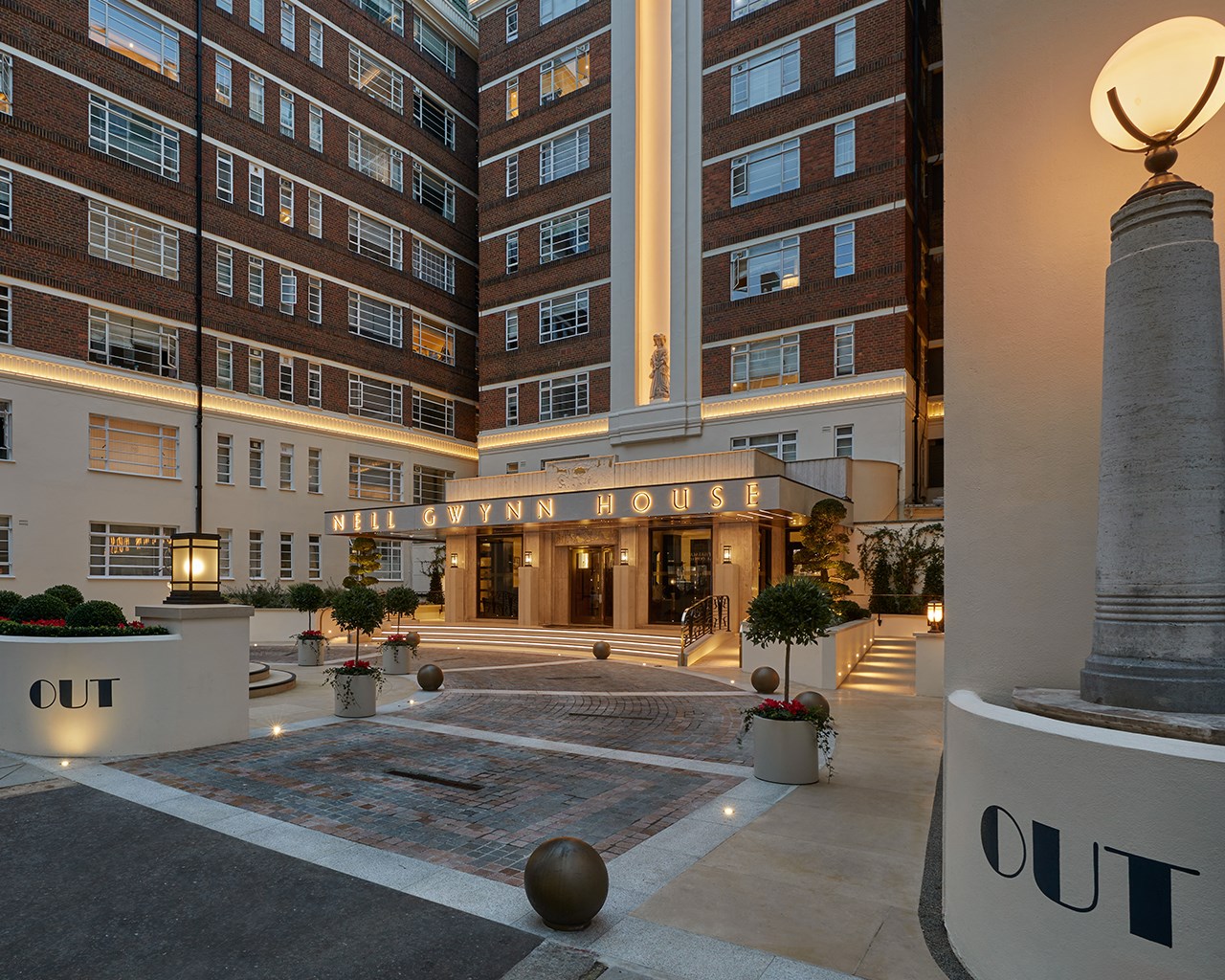 Describe In Detail Image 1 1280X1024px